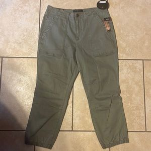 Crop length mid rise jogger